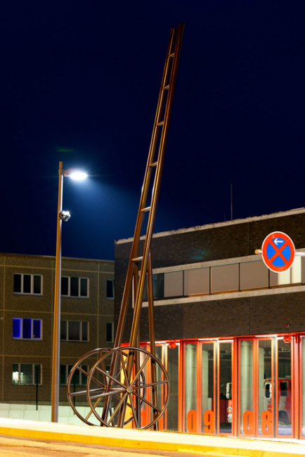 Gewinn des Kunst am Bau Wettbewerbs der Stadt Erfurt am Neubau des Gefahrenabwehrzentrums mit dem Entwurf: Leiter und Mond. Ausführung im März 2013